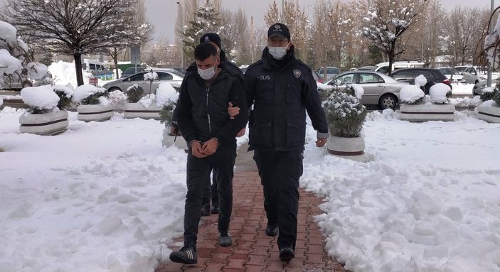 İ Konya'da annesini öldürmeye giderken yakalandı