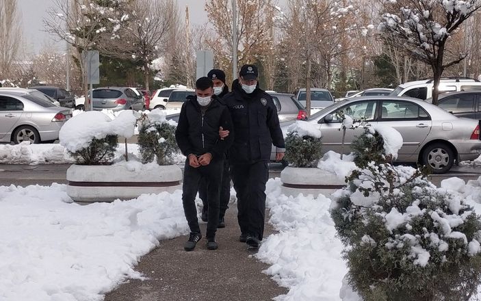 İ Konya'da annesini öldürmeye giderken yakalandı
