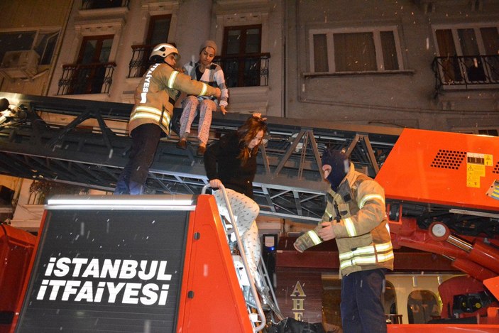 Şişli'de 6 katlı binada yangın