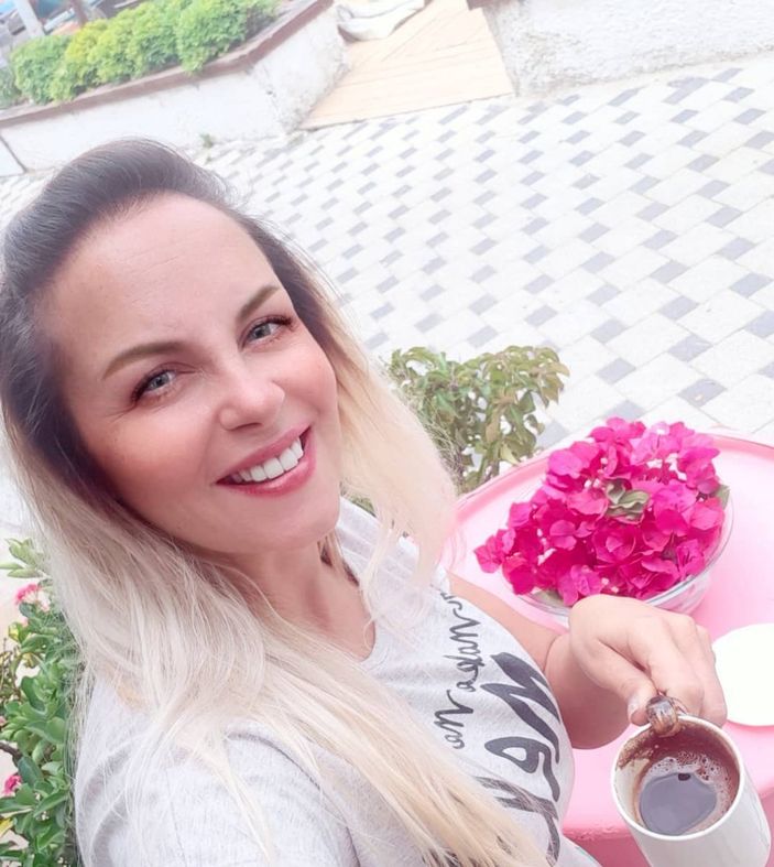 Şarkıcı Ayça Tekindor: Hepimiz ölelim, hayvanlar yaşasın