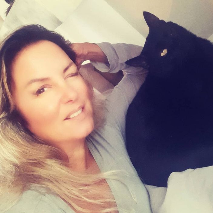 Şarkıcı Ayça Tekindor: Hepimiz ölelim, hayvanlar yaşasın