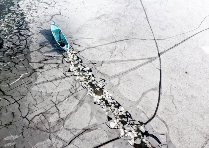 Buz tutan Beyşehir Gölü'nde balıkçıların soğukla mücadelesi