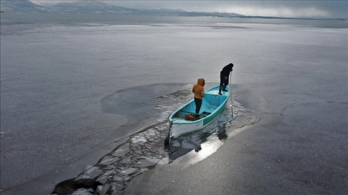 Buz tutan Beyşehir Gölü'nde balıkçıların soğukla mücadelesi
