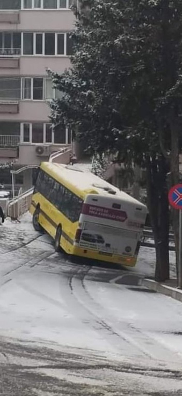Bursa'da kar yağışı etkisiyle otobüs bariyere saplandı