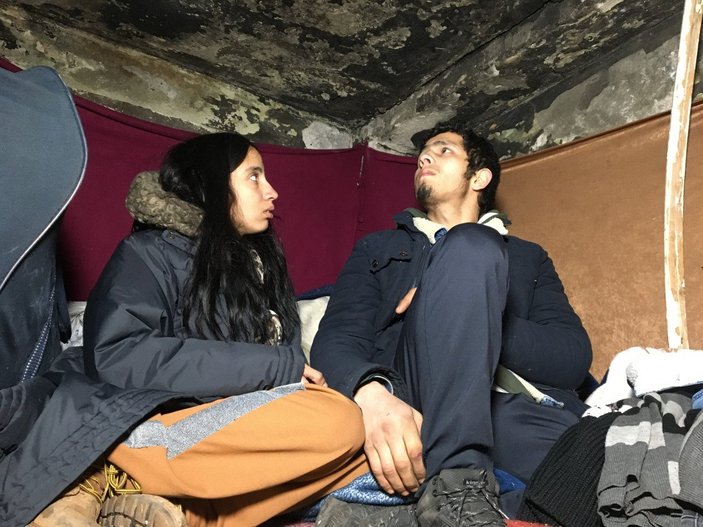 Bursa’da eşi ve 3 yaşındaki kızıyla mağara gibi depoda yaşıyor
