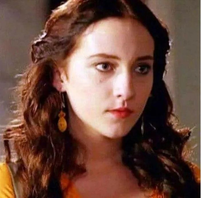 Bebek yüzüne kanmayın! Mahkum'un Sasha'sı Hayal Köseoğlu'nun estetiksiz hali şoke etti