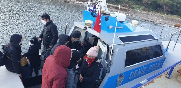 İzmir'de donmak üzere olan mültecileri deniz polisi kurtardı