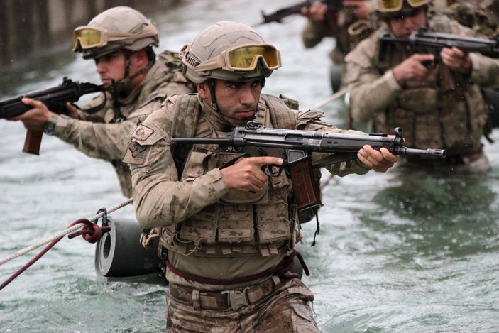İzmir'deki Jandarma komandoların, eğitimlerle her türlü engele hazır