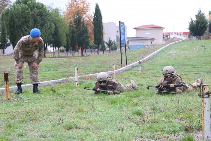 İzmir'deki Jandarma komandoların, eğitimlerle her türlü engele hazır