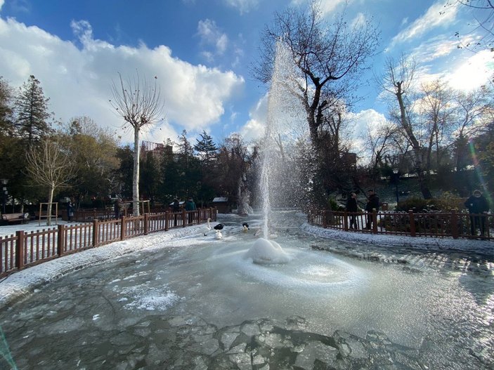 Ankara’nın simgesi Kuğulu Park buz tuttu