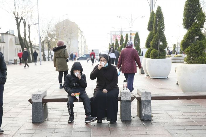 Sultangazi'de soğuk havaya karşı salep ikramı