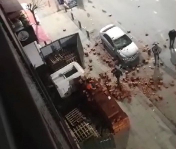 Sultangazi'de tartışma sonrası otomobile zarar verdi