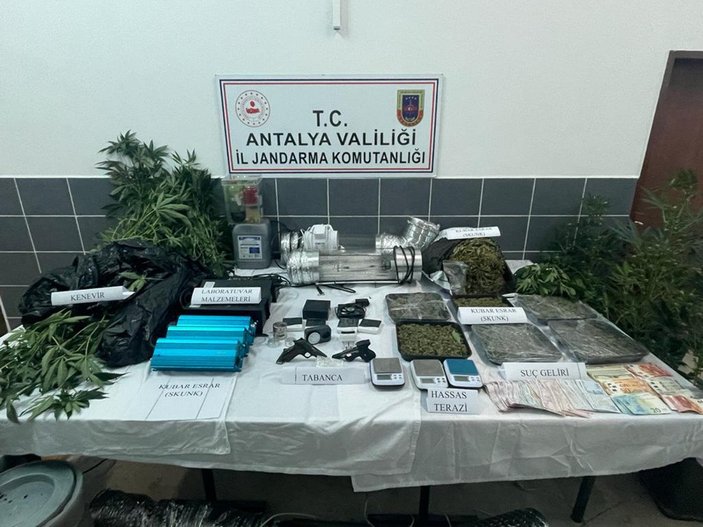 Antalya’da portatif dolaplar içinde uyuşturucu düzeneği bulundu