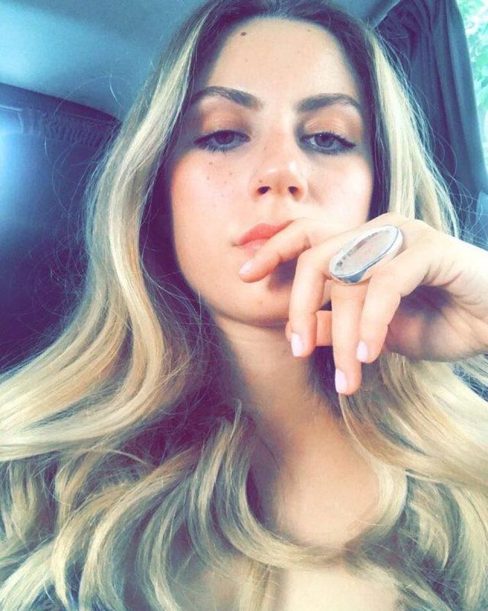 Güzelliğiyle büyüledi! Kaderimin Oyunu'nun yıldızı Akın Akınözü'nün Ermeni sevgilisi Sandra'ya bakın