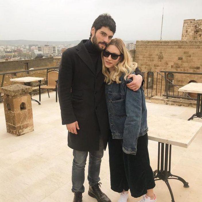 Güzelliğiyle büyüledi! Kaderimin Oyunu'nun yıldızı Akın Akınözü'nün Ermeni sevgilisi Sandra'ya bakın