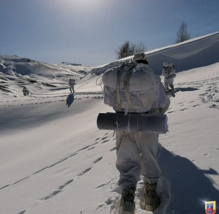 Mehmetçik karlı dağlarda teröristlere göz açtırmıyor: Mevsimler değişir, amacımız değişmez