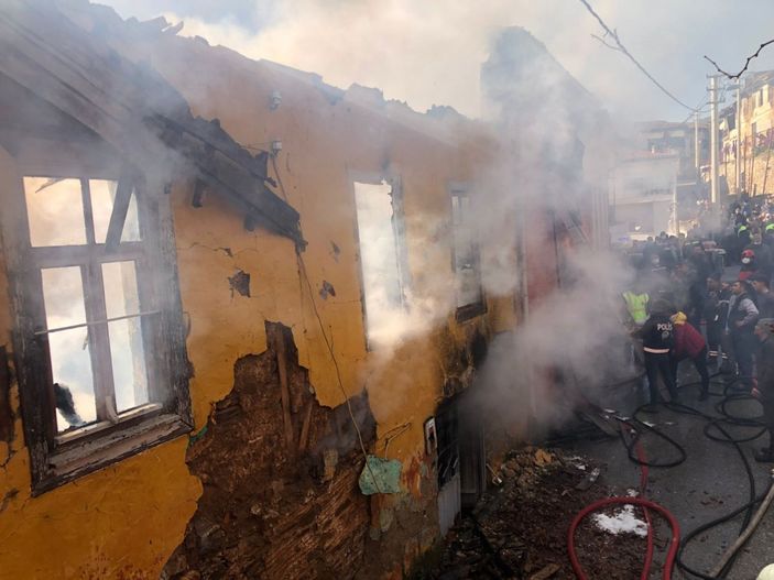 i İzmir'de çıkan yangında 3 çocuk hayatını kaybetti