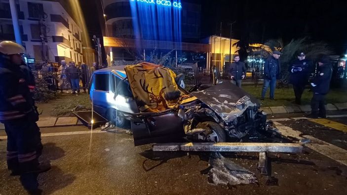 Trabzon'da otomobil tıra çarptı: 1 ölü