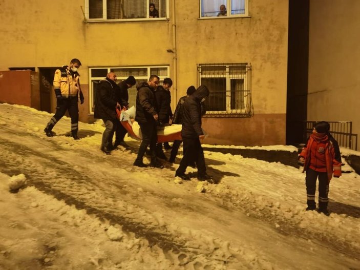 Zonguldak'ta ambulansın çıkamadığı buzlu rampada hastayı taşıdılar
