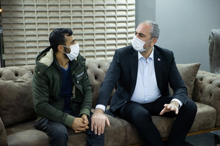Adalet Bakanı Abdulhamit Gül, pitbull köpeklerin saldırdığı Asiye'nin babası ile görüştü