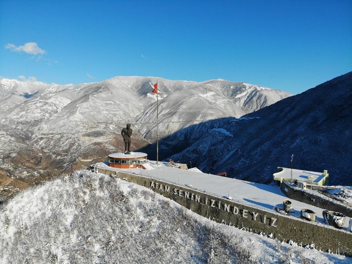 Artvin’de Atatürk heykelinin bulunduğu Atatepe beyaza büründü