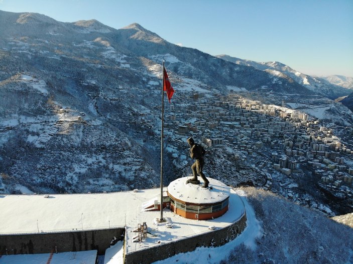 Artvin’de Atatürk heykelinin bulunduğu Atatepe beyaza büründü