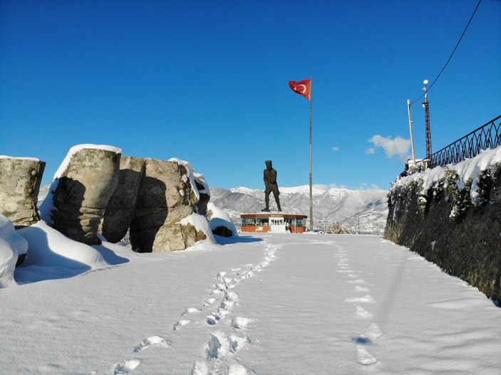 Artvin’de Atatürk heykelinin bulunduğu Atatepe beyaza büründü