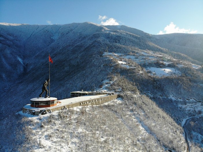 Artvin’de Atatürk heykelinin bulunduğu Atatepe beyaza büründü