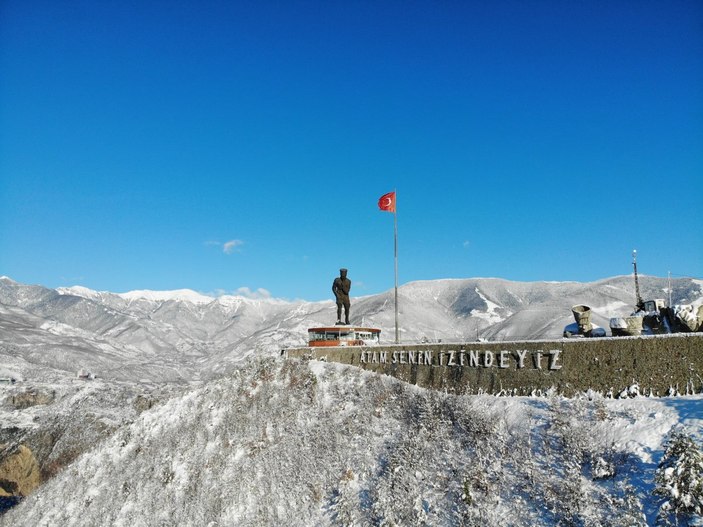 Artvin’de Atatürk heykelinin bulunduğu Atatepe beyaza büründü