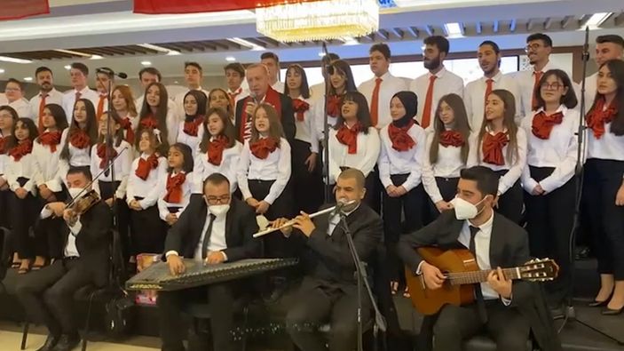Cumhurbaşkanı Erdoğan, koro ekibiyle şarkı söyledi