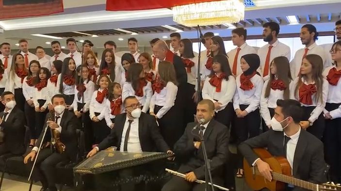 Cumhurbaşkanı Erdoğan, koro ekibiyle şarkı söyledi
