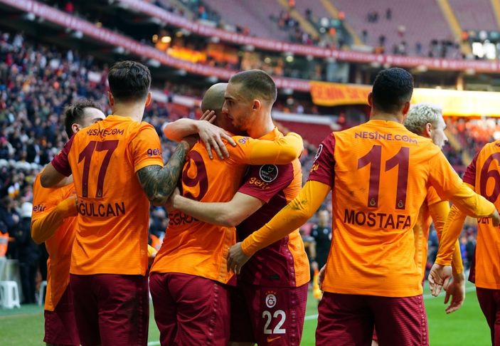i Galatasaray, Antalyaspor'u 2 golle mağlup etti