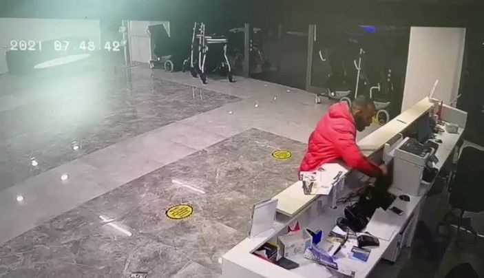 Sultangazi'de taşla girdiği hastanede ortalığı dağıttı