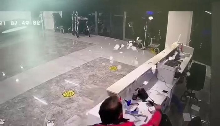Sultangazi'de taşla girdiği hastanede ortalığı dağıttı