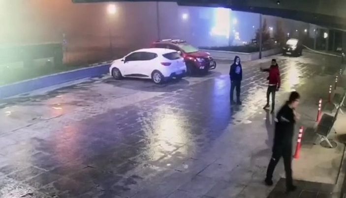 Sultangazi'de taşla girdiği hastanede ortalığı dağıttı