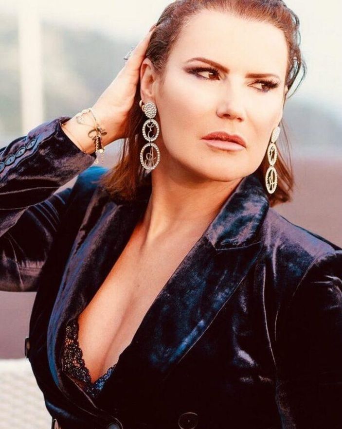 Güzelliğiyle baş döndürüyor! İşte Cristiano Ronaldo'nun kız kardeşi Elma Aveiro...