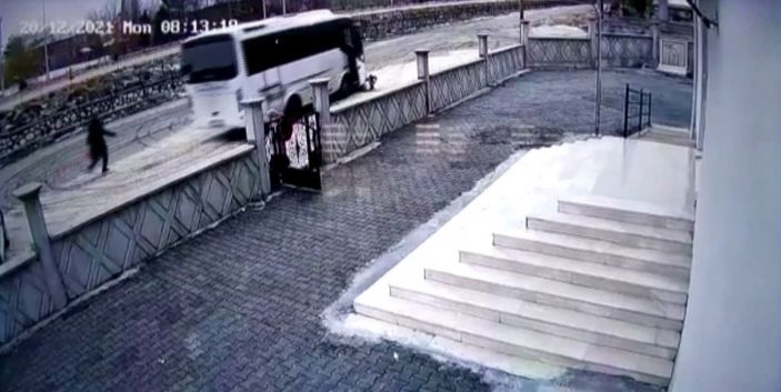 Burdur'da servis aracı öğrencinin üzerinden geçti