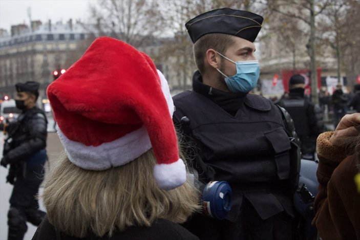 Fransa'da koronavirüs tedbirleri protesto edildi