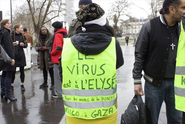 Fransa'da koronavirüs tedbirleri protesto edildi