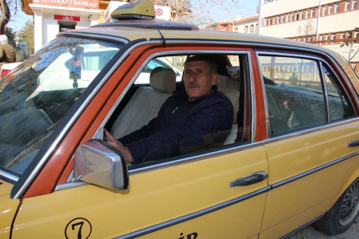 Elazığ'da taksici müşterilerine nostaljik anlar yaşatıyor