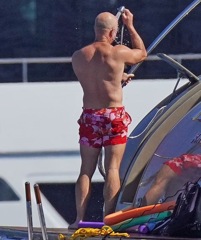 Jeff Bezos, sevgilisi Lauren Sanchez ile tatile çıktı