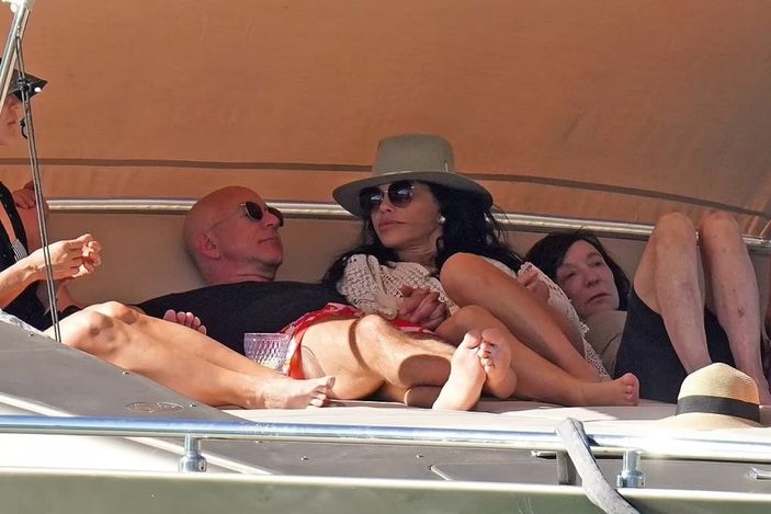 Jeff Bezos, sevgilisi Lauren Sanchez ile tatile çıktı