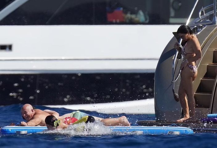 Jeff Bezos, sevgilisi Lauren Sanchez ile tatile çıktı