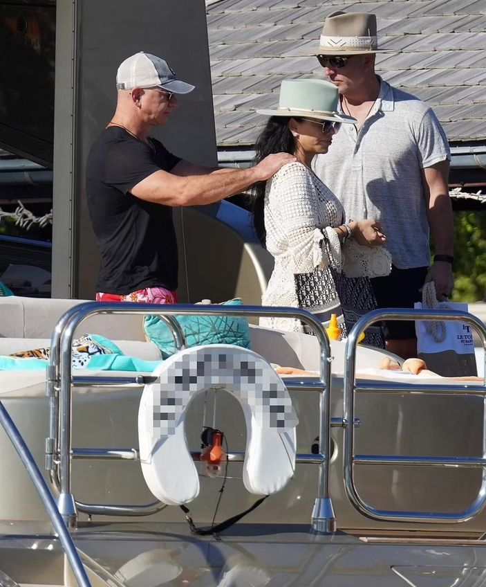 Jeff Bezos, sevgilisi Lauren Sanchez ile tatile çıktı