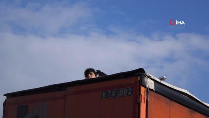 Bulgaristan’a gitmek isteyen kaçak göçmenler, ters yöne giden tıra bindi