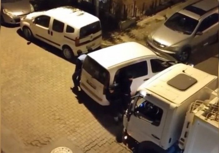 Güngören’de belediye işçileri, hatalı park eden aracı iterek yolu açtı