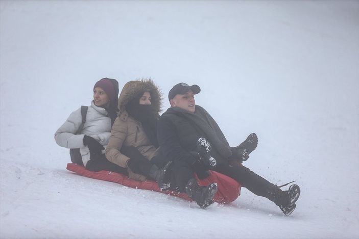 Uludağ'ın pistlerinde yoğunluk yaşanıyor