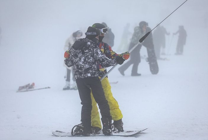 Uludağ'ın pistlerinde yoğunluk yaşanıyor