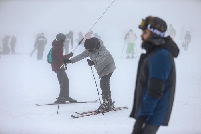 Uludağ'ın pistlerinde yoğunluk yaşanıyor
