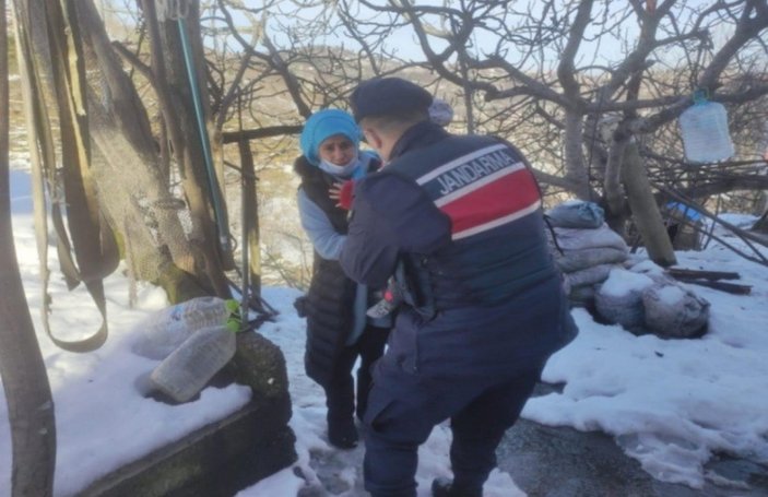 Zonguldak'ta hasta çocuğun yardımına jandarma koştu